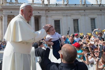 Se esmeraban para que su ni�o fuera bendecido, pero el Papa fue m�s all�