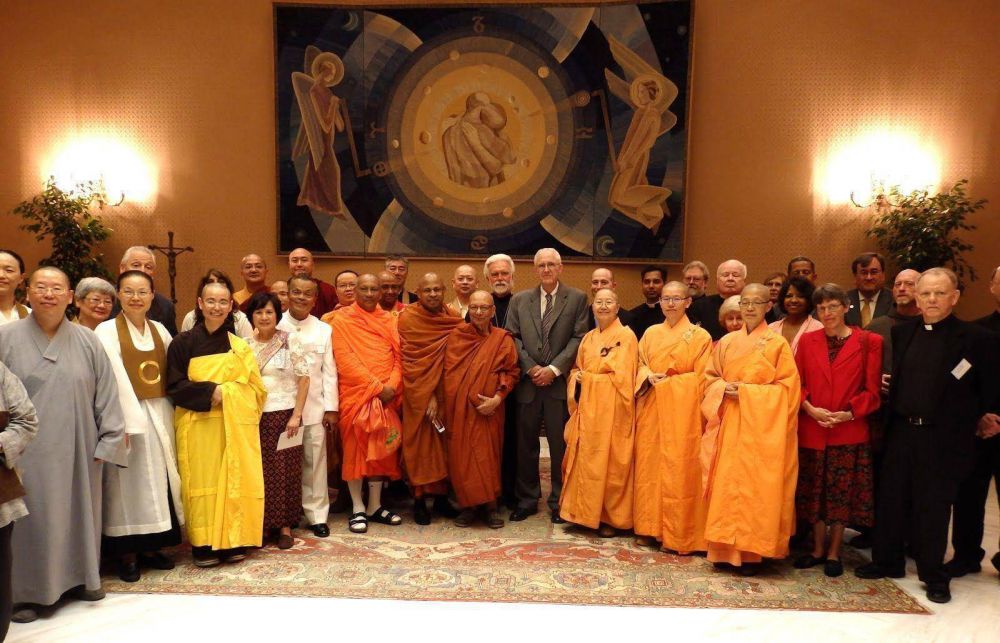 El Papa Francisco saluda a un grupo de Budistas  