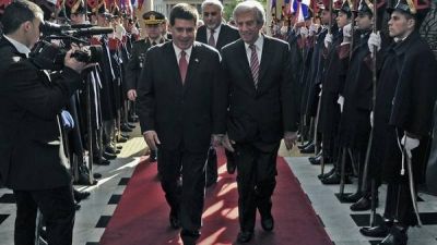 Tabar� barre con el estilo Mujica y vuelve a imponer el protocolo