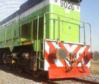 Tren arroll� y mat� a tres personas en moto  