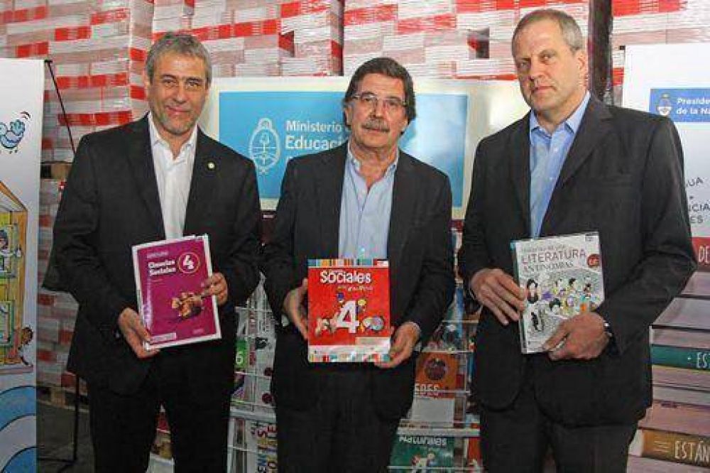 Ferraresi y Sileoni visitaron el dep�sito de libros escolares que se entregar�n a chicos de todo el pa�s