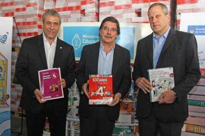Ferraresi y Sileoni visitaron el dep�sito de libros escolares que se entregar�n a chicos de todo el pa�s