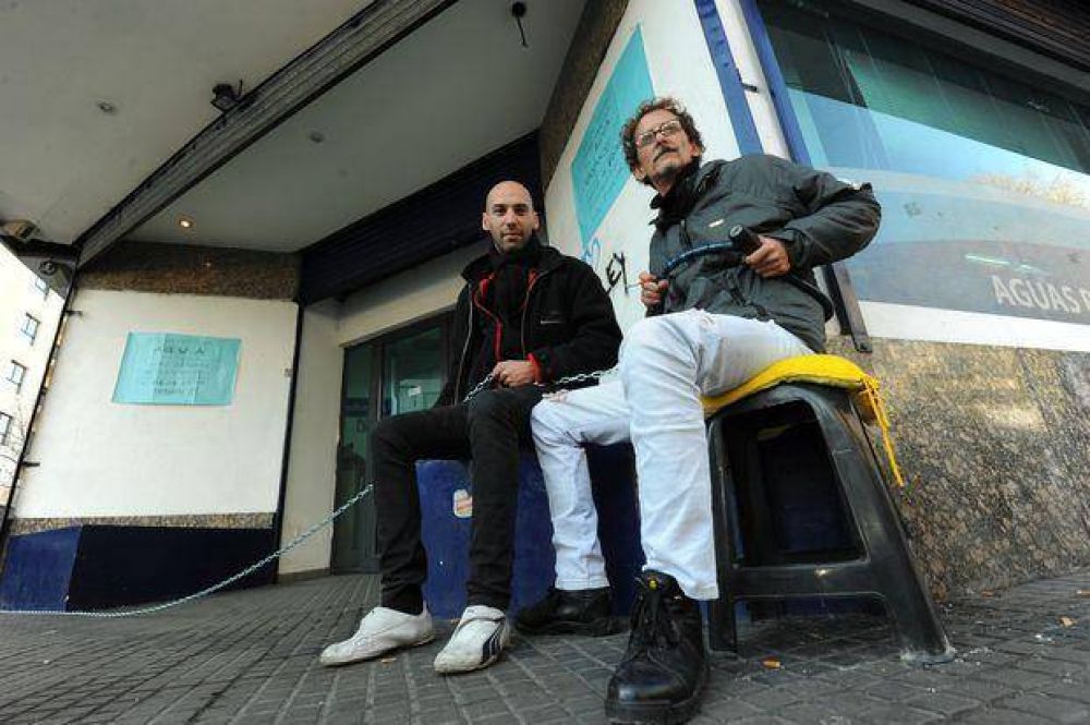 Desesperado por la escasez de agua, se encaden� en ABSA