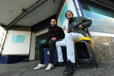 Desesperado por la escasez de agua, se encaden� en ABSA