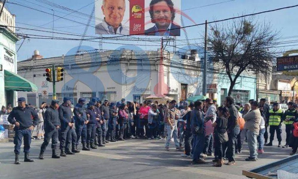 Manteros cortaron Av. San Mart�n y no descartan volver a hacerlo