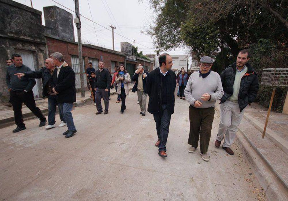 En barrio Schneider, el Gobierno de la Ciudad extendi� la red cloacal