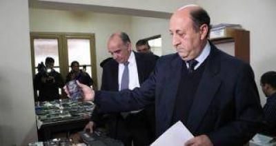Secuestran cerca de 700 celulares robados en allanamientos en la capital