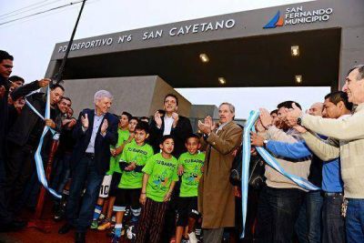 Con Massa y Sol�, Andreotti inaugur� el Polideportivo N� 6