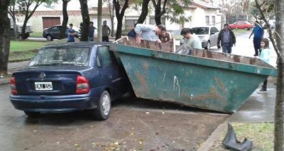 Automovilista choc� contra un volquete