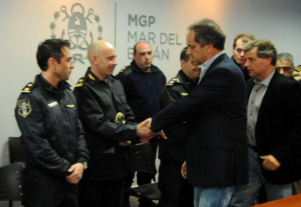 Polic�a Local: Scioli y Pulti anunciaron que reabre la inscripci�n