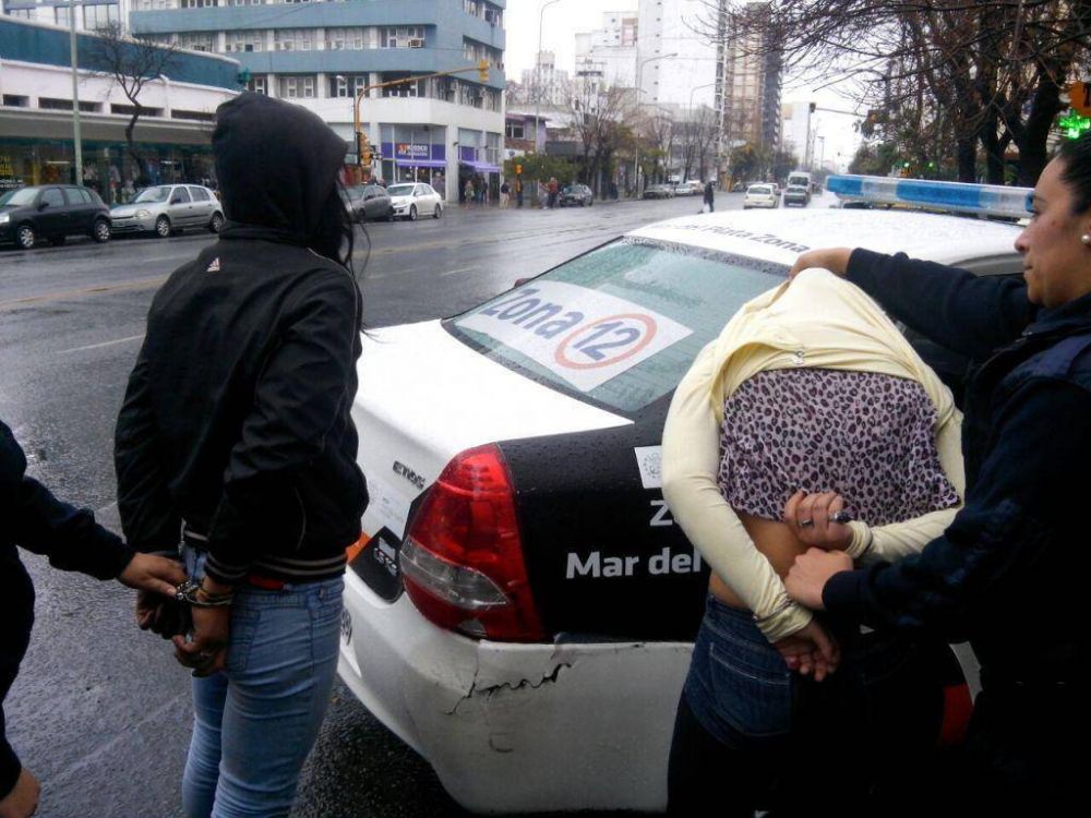 Chicas de 17 a�os discutieron a los botellazos con la polic�a: aprehendidas