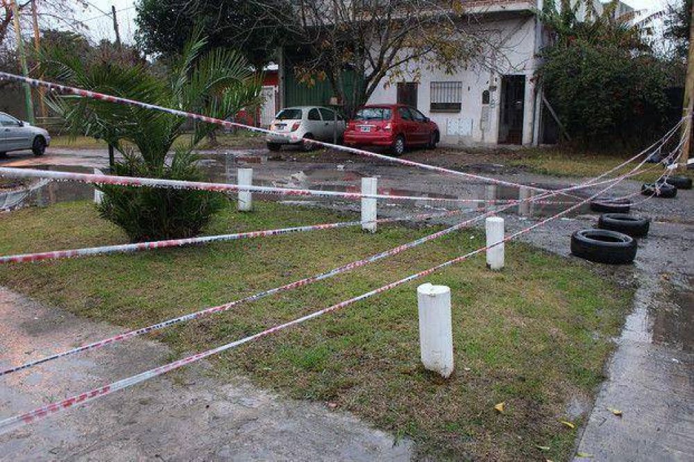 Por una p�rdida de agua, vecinos cierran una calle