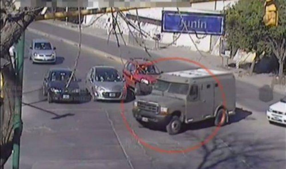 Las c�maras de la Polic�a registraron hechos ins�litos en Salta. Mir� los videos