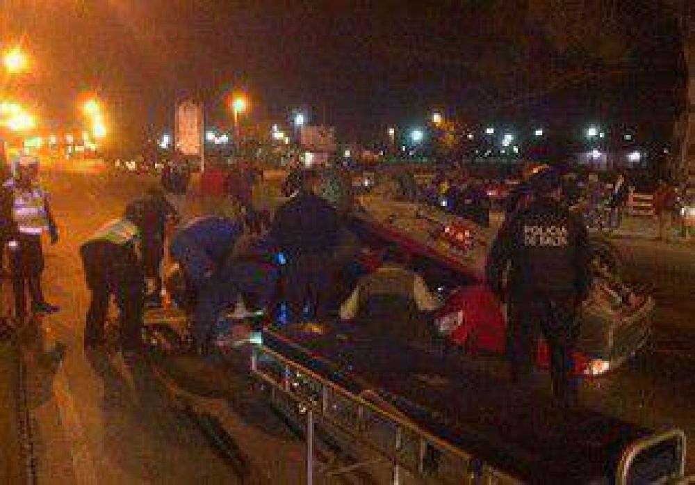 Un auto volc� frente al Centro de Convenciones de Limache