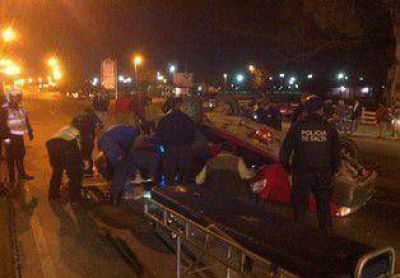 Un auto volc� frente al Centro de Convenciones de Limache