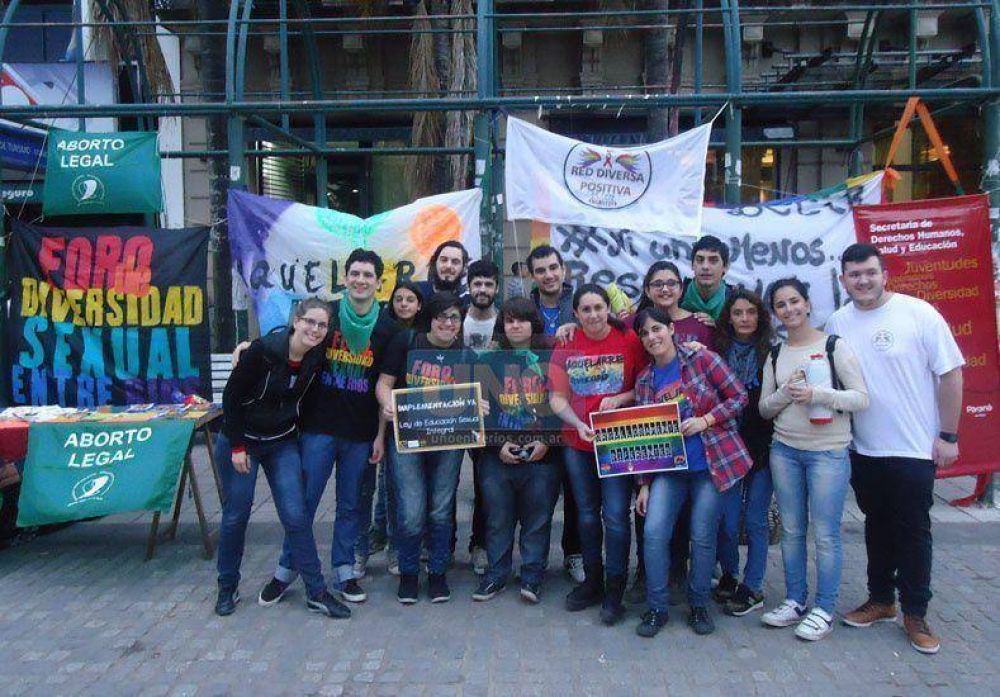 Realizaron una voleanteada por el D�a Internacional del Orgullo LGBT