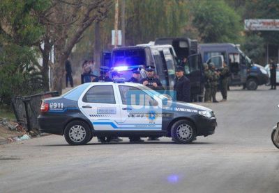 Hubo seis allanamientos simult�neos en el barrio Mosconi de Paran�
