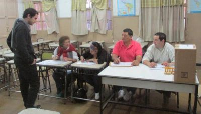 Abrieron las mesas y ya se vota para intendente en 26 localidades cordobesas
