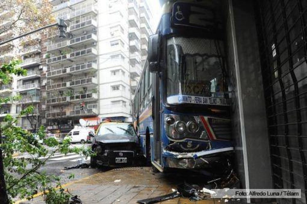 Un colectivo choc� con un taxi y termin� incrustrado en la fachada de un edificio