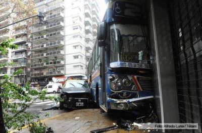 Un colectivo choc� con un taxi y termin� incrustrado en la fachada de un edificio