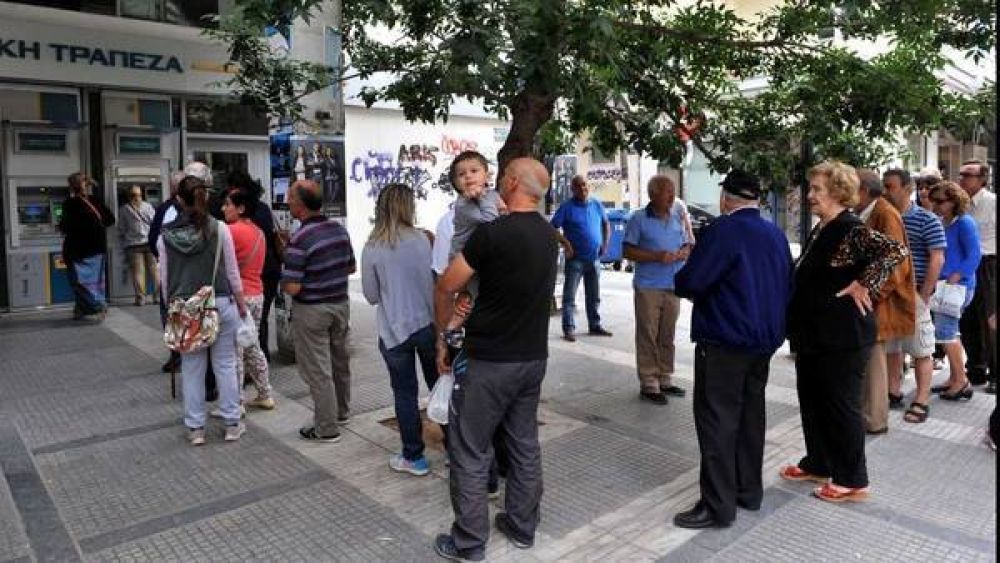 En Grecia la gente corre a los cajeros y hay furia en Bruselas