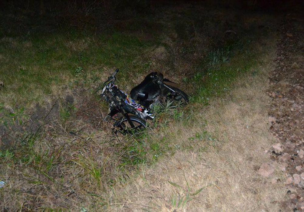Una mujer fue embestida por una moto y permanece inconsciente