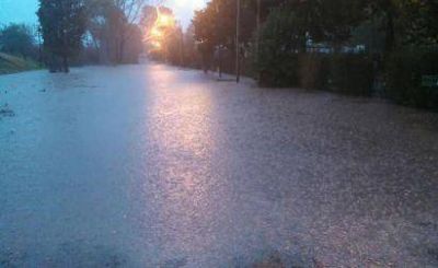 Cayeron casi 100 mil�metros y hubo anegamientos en distintos barrios