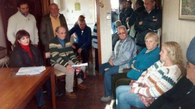 Coria se reuni� con los vecinos del Barrio Las Am�ricas por desag�es, asfalto y luminarias