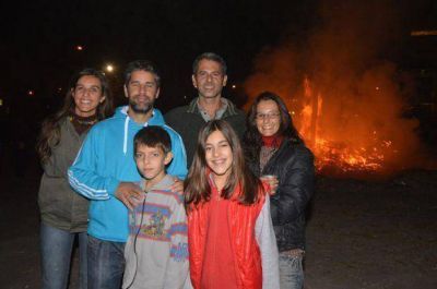 Las familias fueron las protagonistas de la fogata de San Juan
