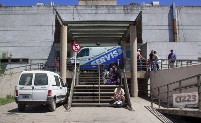 Muri� motociclista tras chocar contra un auto