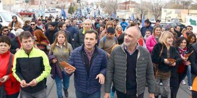 Buzzi y Mac Karthy, junto a una multitud de militantes por las calles de Trelew