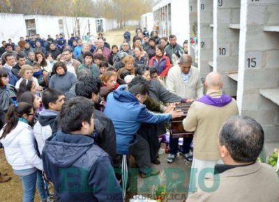 En el sepelio del polic�a acribillado, la madre pidi� Justicia para que �descanse en paz�