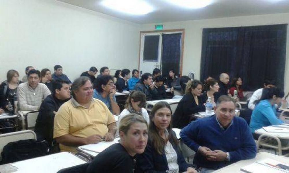 Docentes sin cobrar suspenden profesorado T�cnico Profesional del IPES