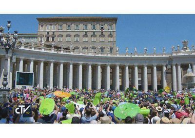 �La fe es tocar a Jes�s y tomar de �l la gracia que salva�, dijo el Papa en el �ngelus
