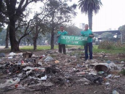 Denuncian basurales en el Parque 9 de Julio