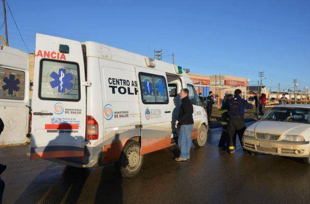 La imprudencia de un conductor provoc� un triple choque que arroj� una embarazada herida