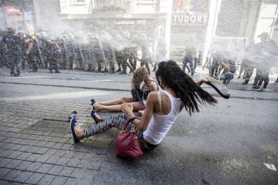 Turqu�a: ca�ones de agua y gas lacrim�geno contra la marcha del orgullo gay