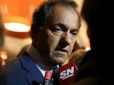Papel�n: El regreso trucho de Daniel Scioli a la UADE