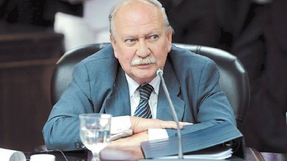 Un diputado denuncia a Aerol�neas por demorar un vuelo para que no vote a favor de Cabral