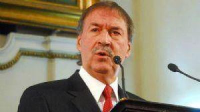 Schiaretti vuelve hoy con la promesa de construir un puente sobre el lago