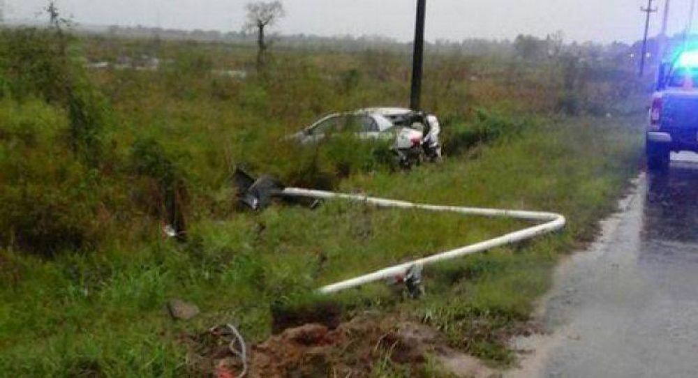 Choc� un poste de luz y se salv� de milagro