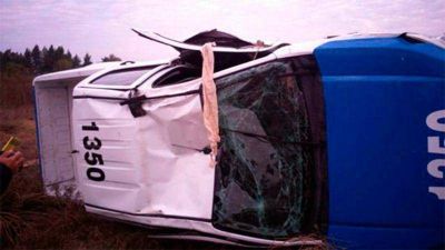 Dos polic�as lesionados y un patrullero destruido a ra�z de un vuelco