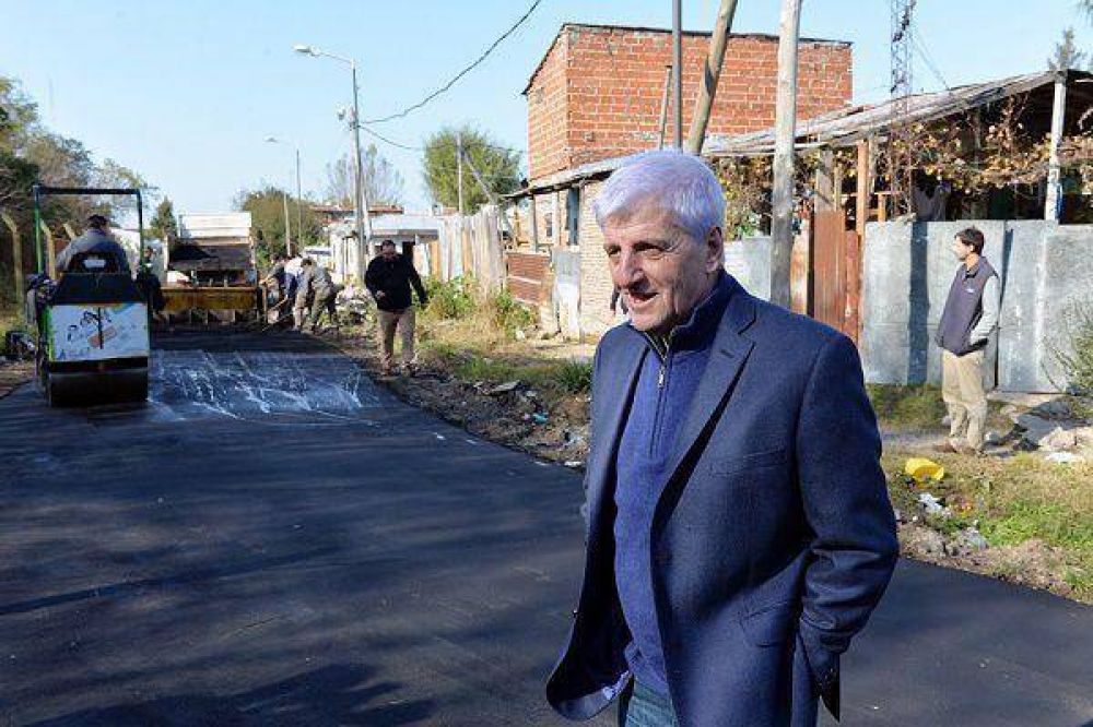 El Municipio trabaja en el asfalto para las calles del barrio Alvear