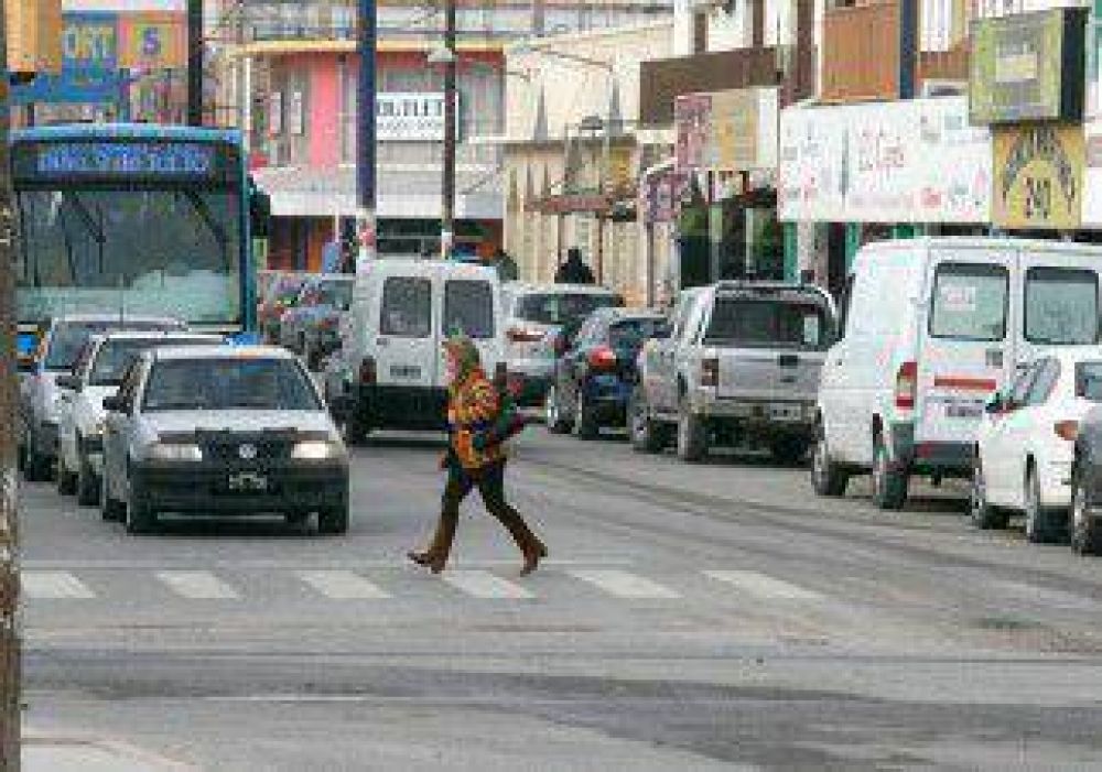 En Centenario es una odisea estacionar en toda la zona comercial 
