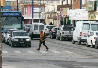 En Centenario es una odisea estacionar en toda la zona comercial 