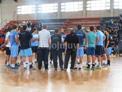 El seleccionado argentino de handball, lleg� a la provincia para realizar la �ltima concentraci�n de cara a los juegos Panamericanos que se realizar�n en Toronto.