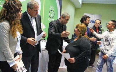 Ferraresi y Jaime Perczyk entregaron materiales educativos a las sedes de FINES de Avellaneda