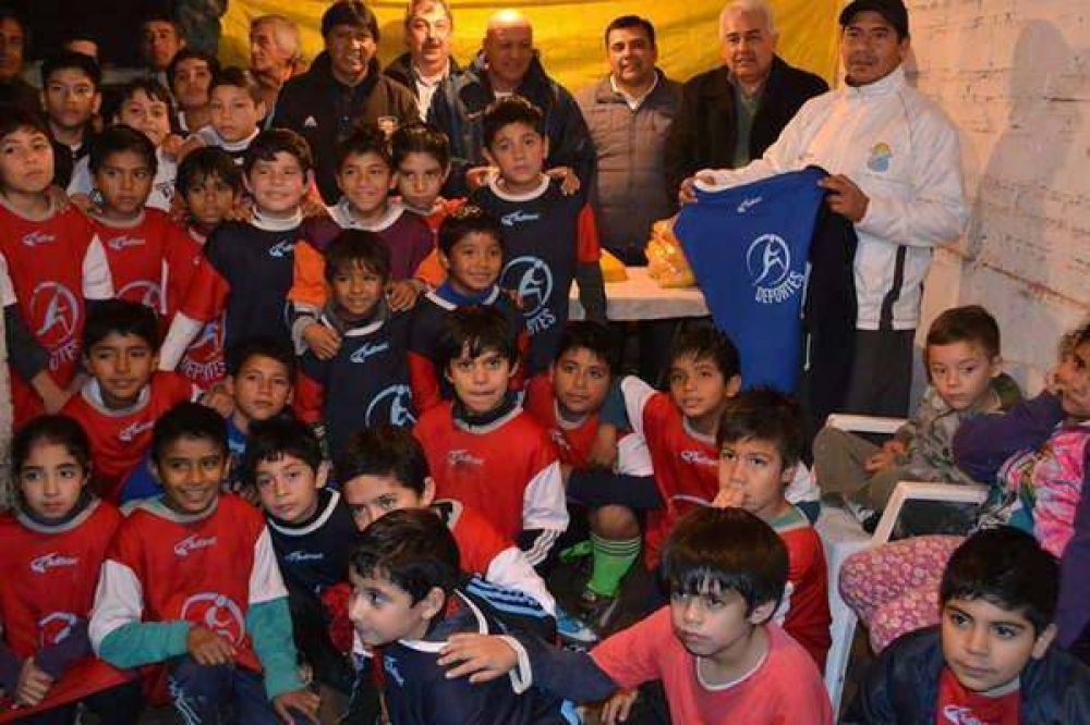 Entregan elementos deportivos al club Central Norte de La Banda