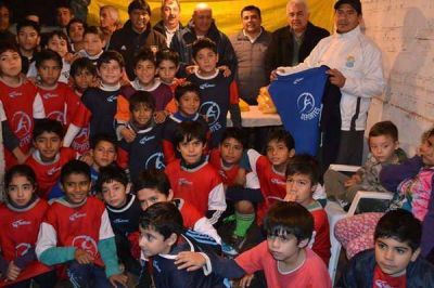 Entregan elementos deportivos al club Central Norte de La Banda