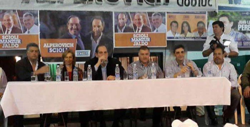 Oficialistas presentaron sus proyectos a estatales